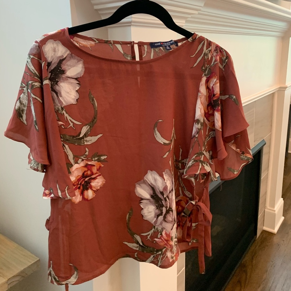 Women’s flutter sleeve blouse